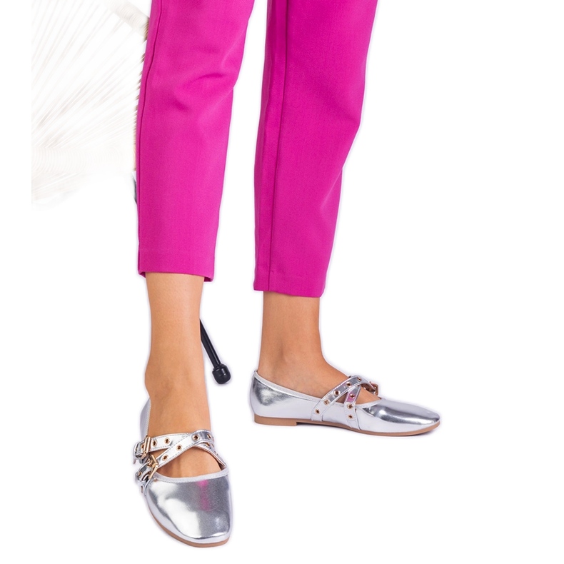 Ballerine metalliche d'argento realizzate in ecologio decorate con fibbie
