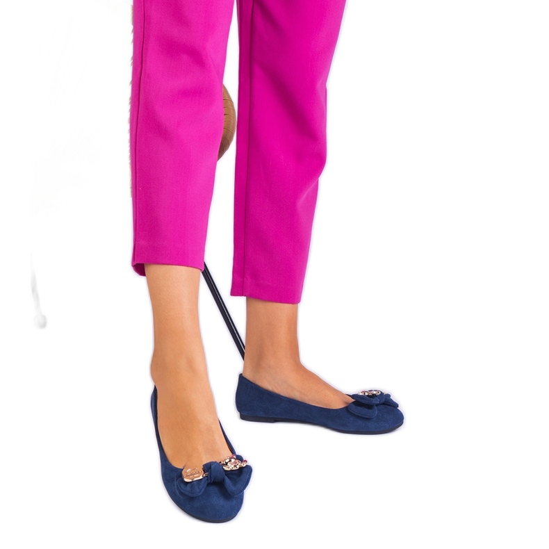 Ballerina classica blu scuro con un arco