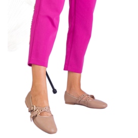 Ballerine beige realizzate in ecologio decorate con fibbie