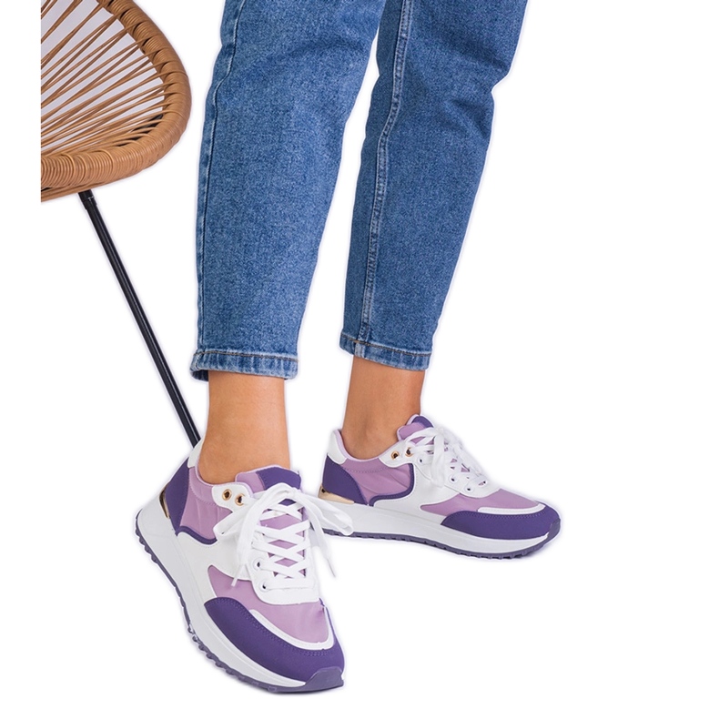 Sneaker da donna viola con un inserimento dorato