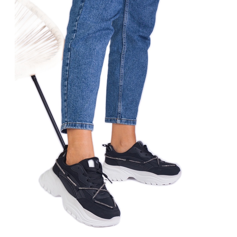 Sneaker da donna nera decorate con una corda di zircone nero