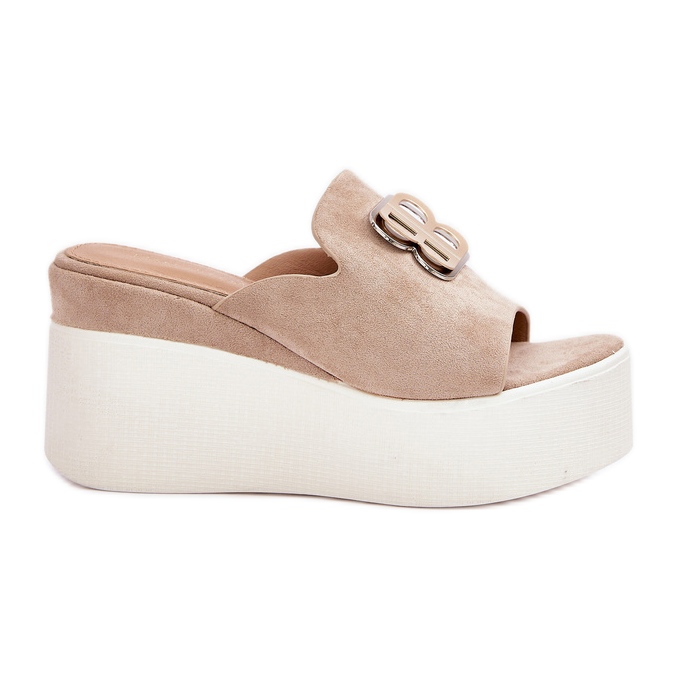 Pantofole sulla piattaforma e zeppe con ornamento beige