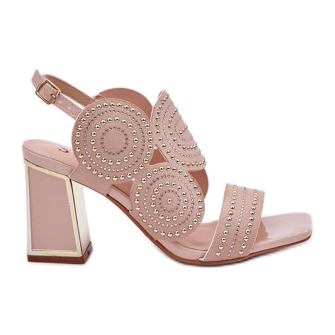 Sandali decorati sul post beige