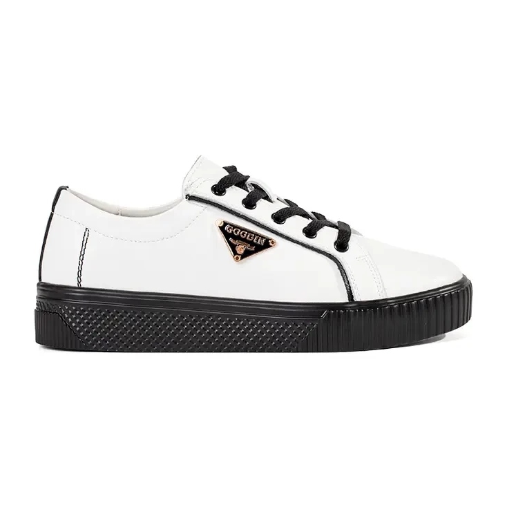 Goodin Sneaker bianche e nere in pelle su una suola spessa bianca