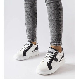 D/GMR Sneakers bianche e nere con un accento argentato di Via bianco
