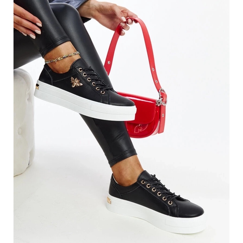 Sneakers in pelle nera sulla suola spessa di Mikka nero