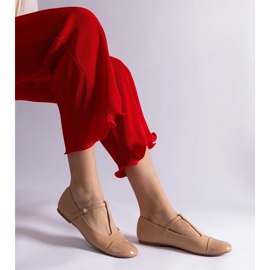 D/CEO Ballerine beige con punta in vernice, chiuse con fibbia Gloriana