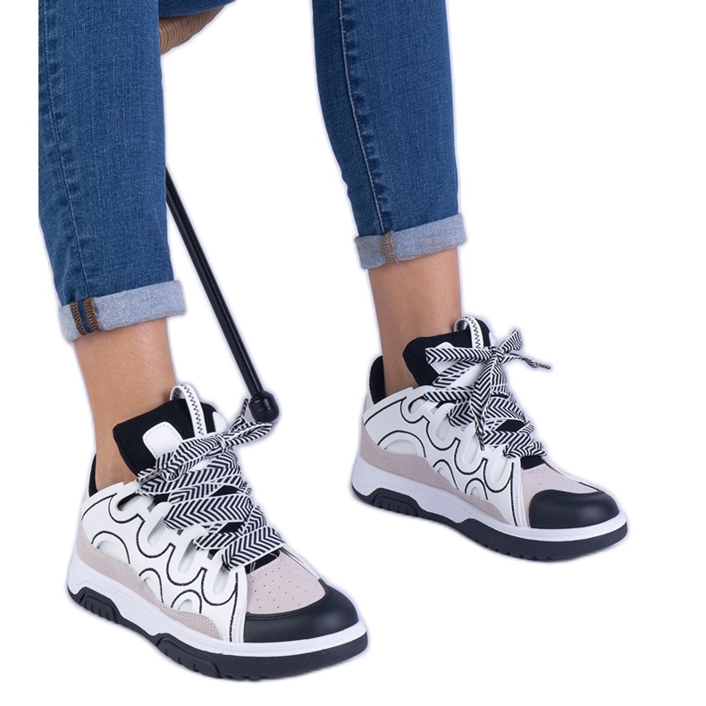 Sneaker da donna nera con allacciatura decorativa nero