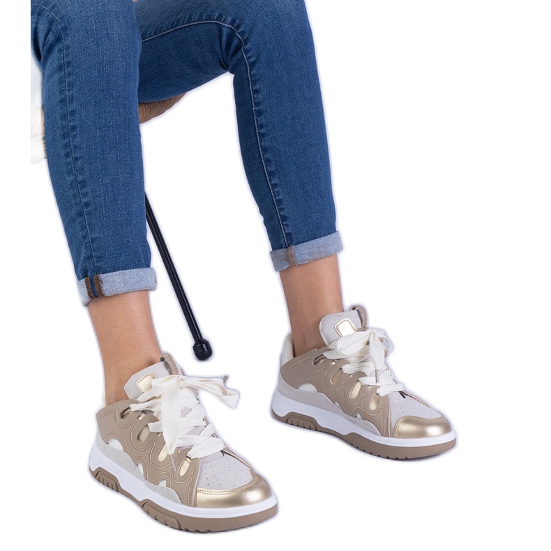 Sneaker da donna beige con allacciatura decorativa