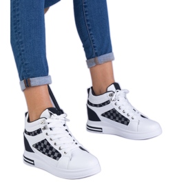Sneaker bianche da donna su un cuneo nascosto nero