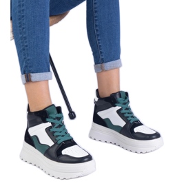 Sneaker sportive da donna in bianco e nero sulla piattaforma