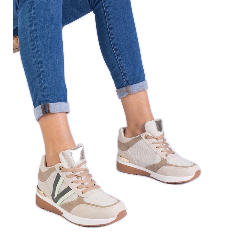 Sneaker da donna beige su un cuneo nascosto