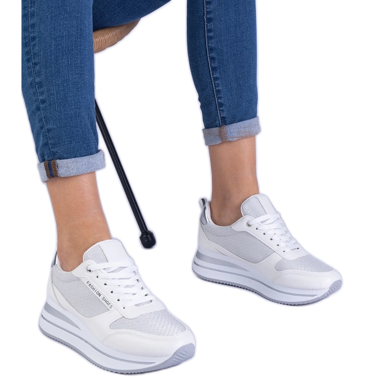 Sneakers bianche da donna sulla piattaforma bianca
