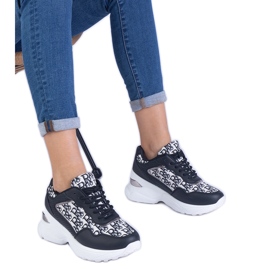 Sneaker sportive da donna nera con un inserimento metallico nero