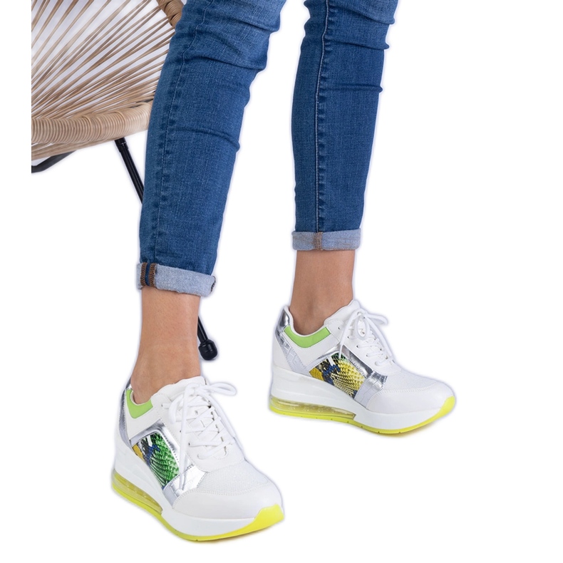Sneaker sportive da donna bianca con un accessorio colorato