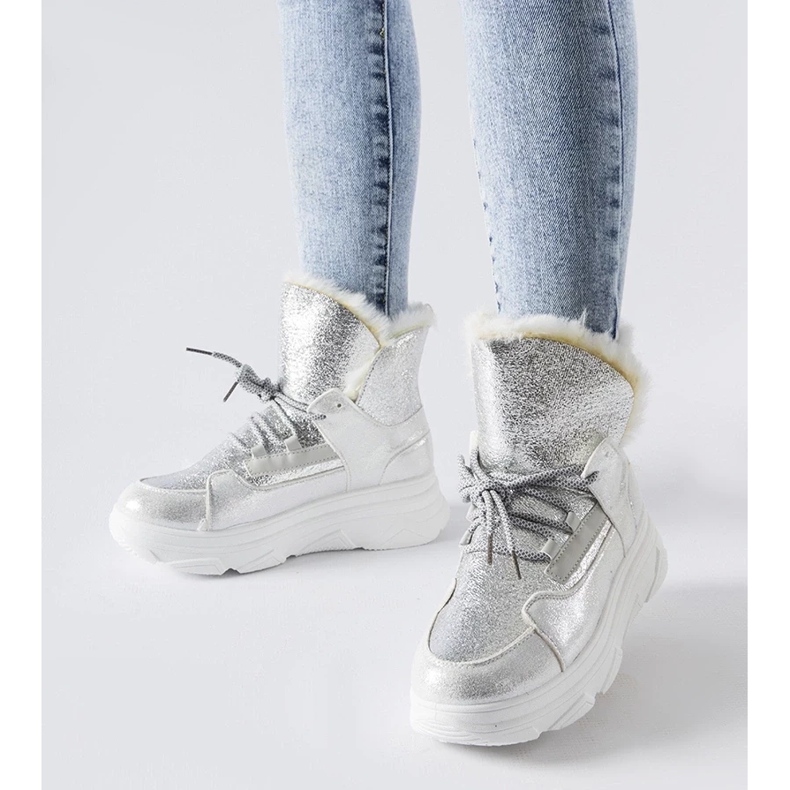 D/CEO Doposci Stringer isolati bianchi e argento d'argento