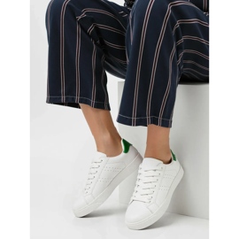 Le sneaker femminili sono verdi verde
