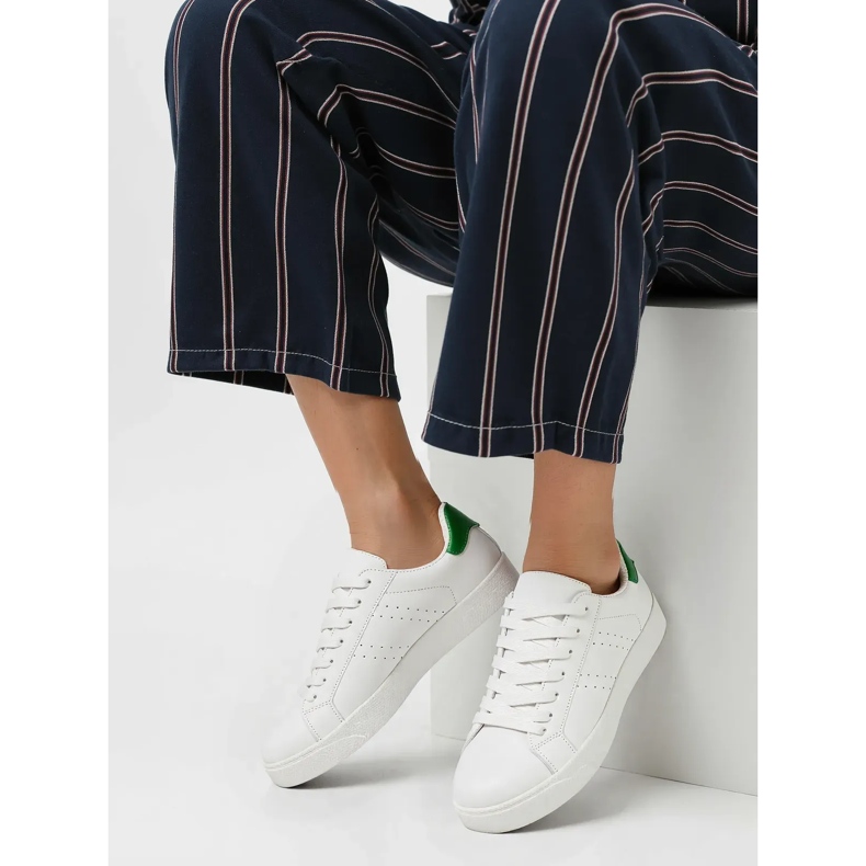 Le sneaker femminili sono verdi verde