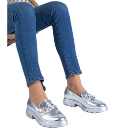 Scarpe classiche d'argento con un ornamento