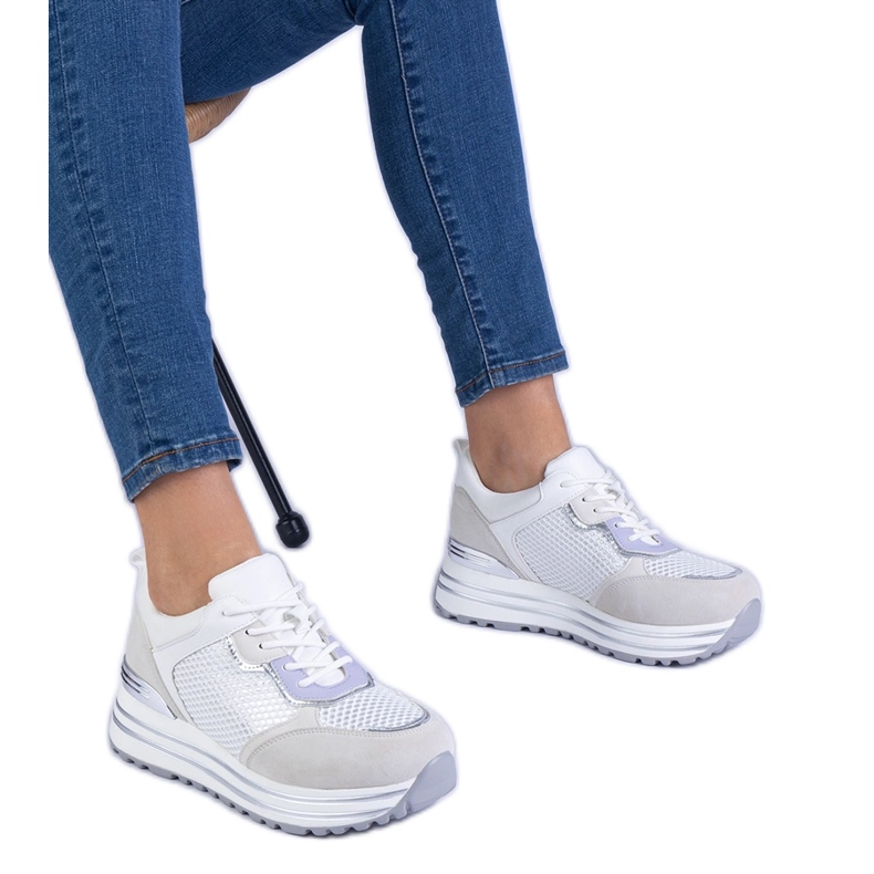 Sneaker da donna bianca con un inserimento metallico