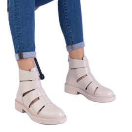 Stivali beige fatti di ecologico con ritagli a ruote piatti