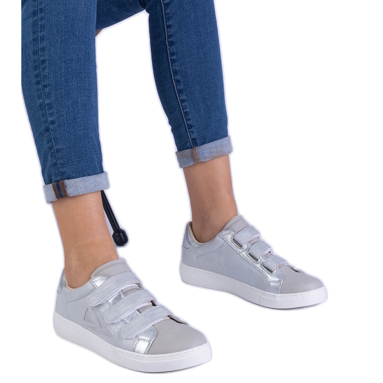 Sneaker da donna d'argento fissate con velcro