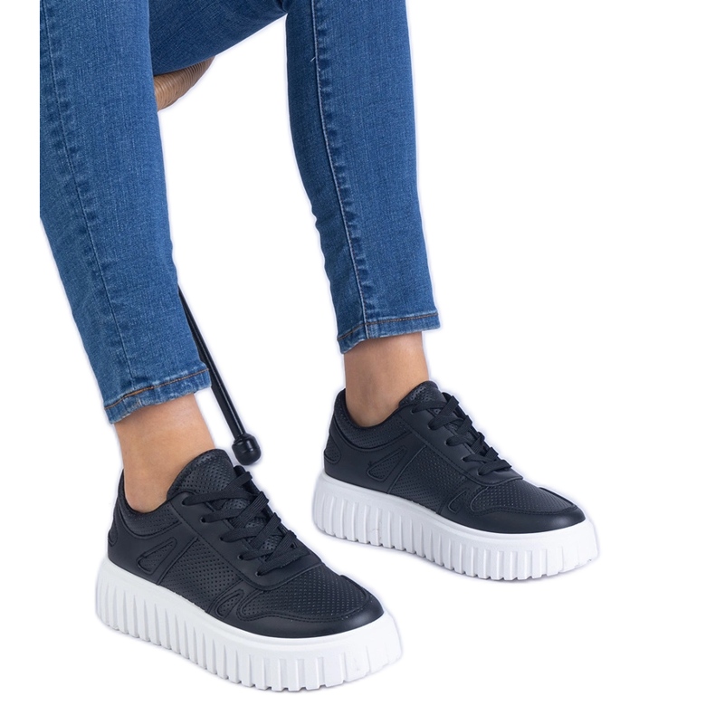 Sneaker Openwork Black Open su una suola enorme nero