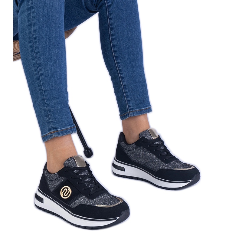 Sneaker nere lucide con una decorazione dorata nero