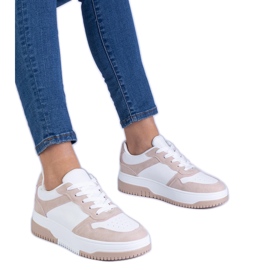 Sneaker marroni su una suola spessa marrone
