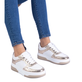 Sneaker dorate su una suola spessa d'oro