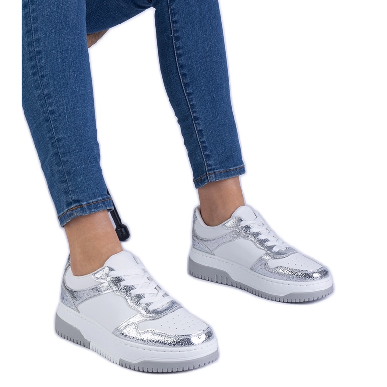 Sneaker d'argento su una suola spessa