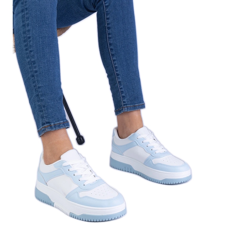 Sneaker blu su una suola spessa