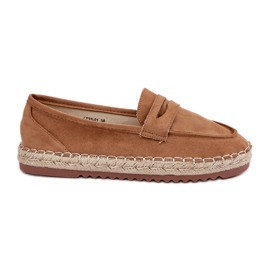 Espadrille da donna con una treccia di iuta su una suola piatta di cammello marrone