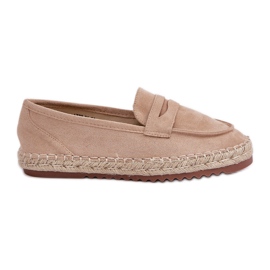 Espadrille femminili con una treccia di iuta su una piatta da beige
