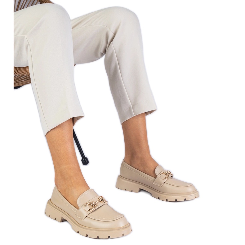 Mocassini da donna beige con una decorazione dorata