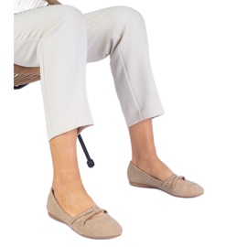 Ballerina femminile beige con un ecologico opaco
