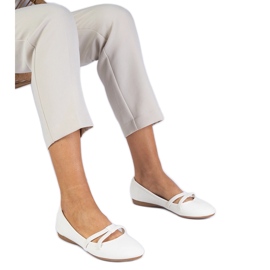 Ballerina femminile bianca con un Matt Eco -leather