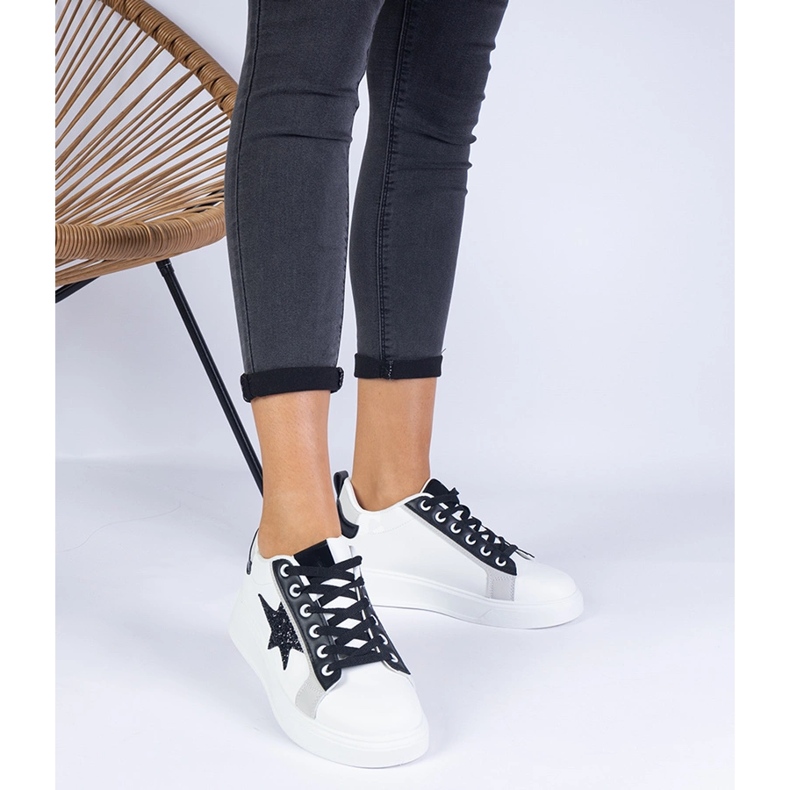 Sneaker bianche decorate con una stella glitter bianca