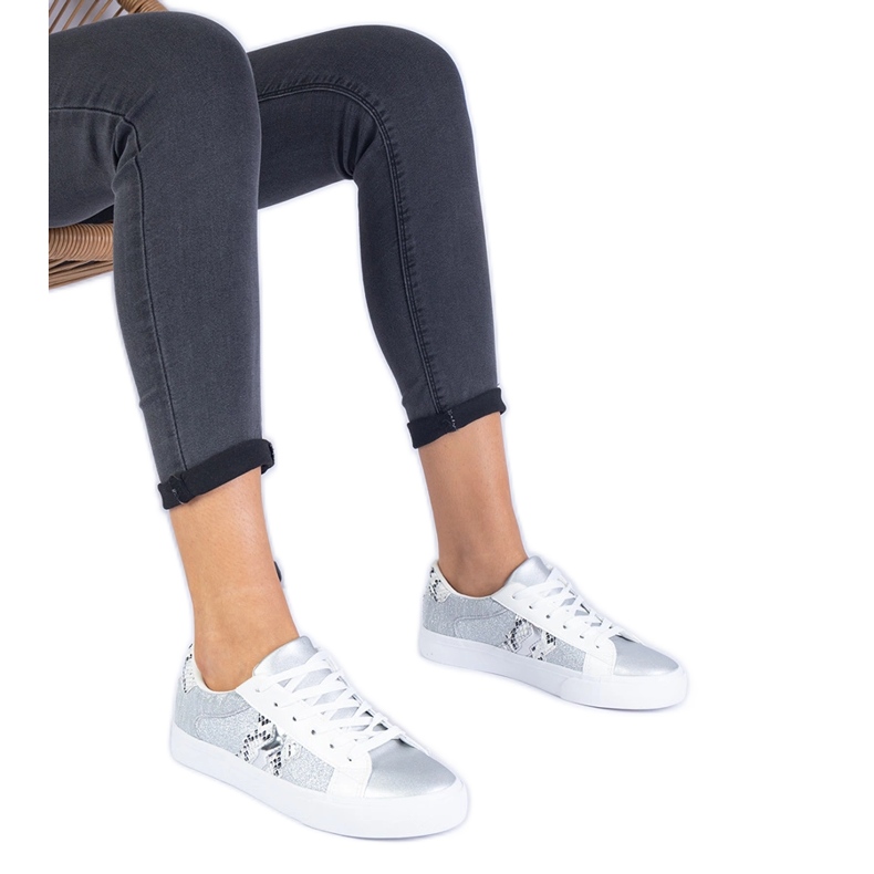 Sneaker d'argento con un motivo animale decorato con glitter