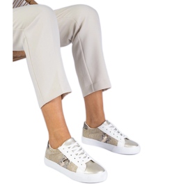 Sneaker dorate con un motivo animale decorato con glitter d'oro