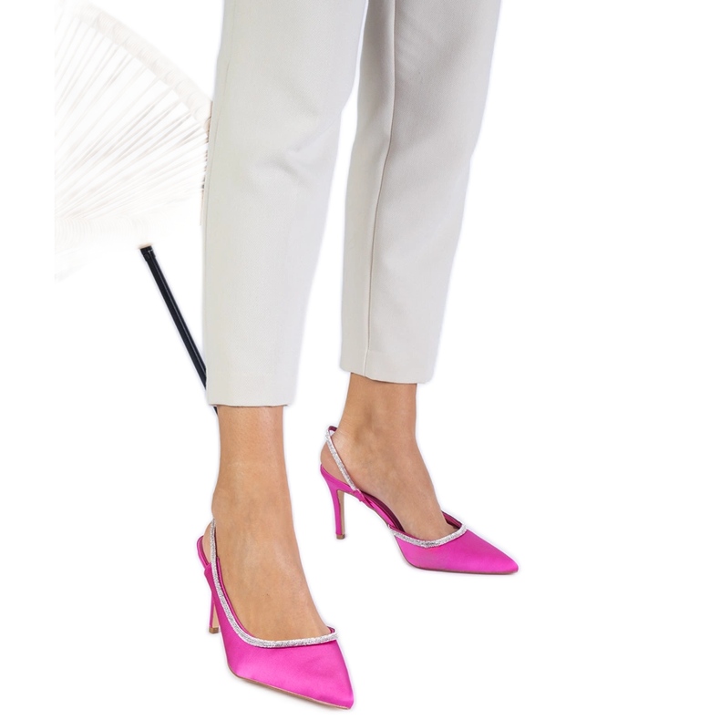 Pompe di raso rosa con zirconi con un tallone aperto