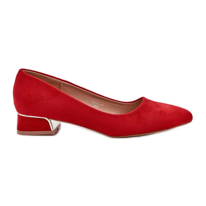 Pompe con tacchi bassi e dita rosse rosso