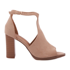 Sandali sull'eco scamosciata post beige
