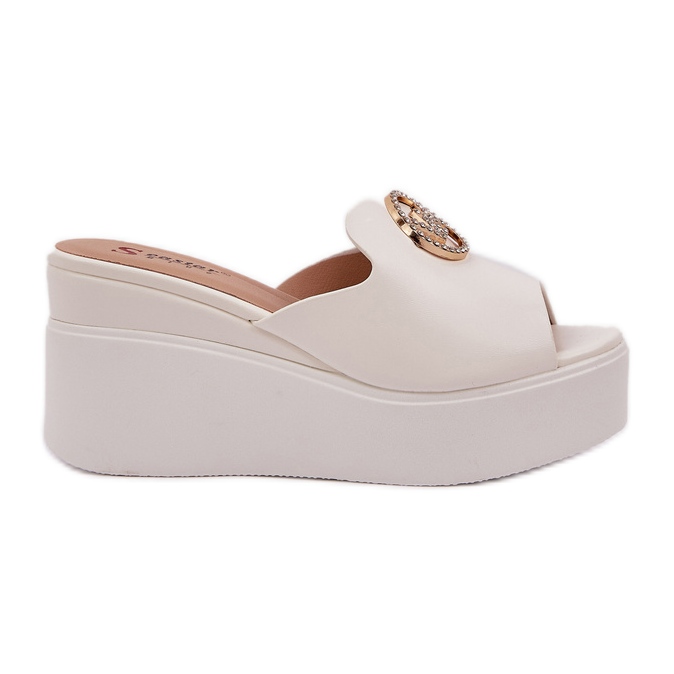 Pantofole sulla piattaforma e zeppe con un ornamento bianco bianca