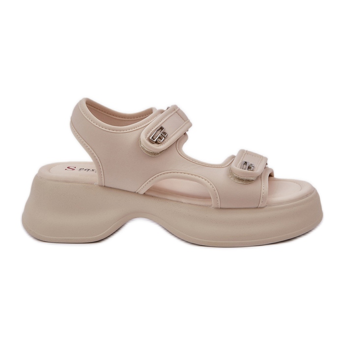 Sandali di materiale leggero sulla piattaforma beige leggera