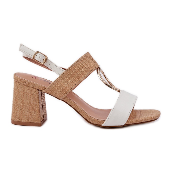 Sandali bianchi-beige sul bar