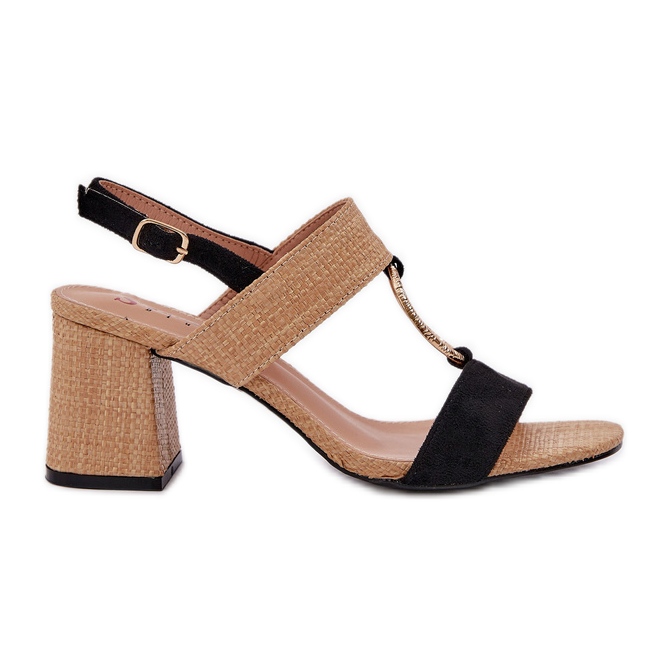 Sandali neri e beige sul bar nero