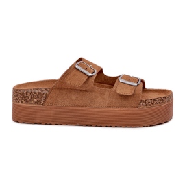 Pantofole da donna su una piattaforma enorme con fibbie di cammello beige