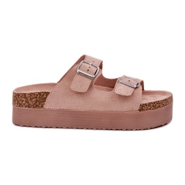 Pantofole da donna su una piattaforma enorme con fibbie rosa