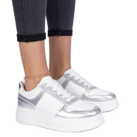 Sneaker da donna d'argento su una suola spessa